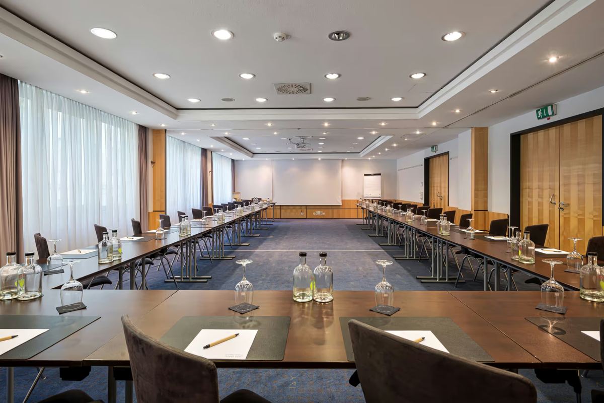 Konferenzraum mit moderner Ausstattung und hellem Design