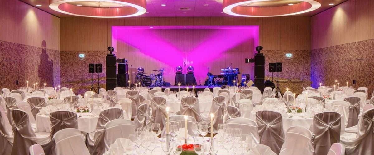 Casino-inspirierter Veranstaltungsraum mit goldenen Details