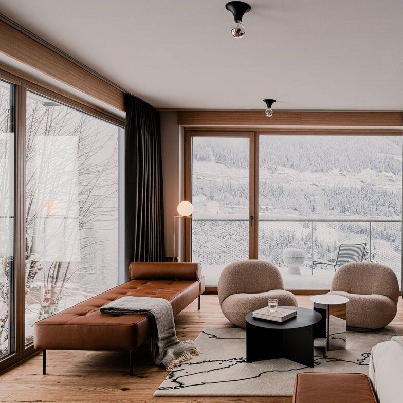 Luxury Suite mit goldenen Akzenten und separatem Wohnbereich