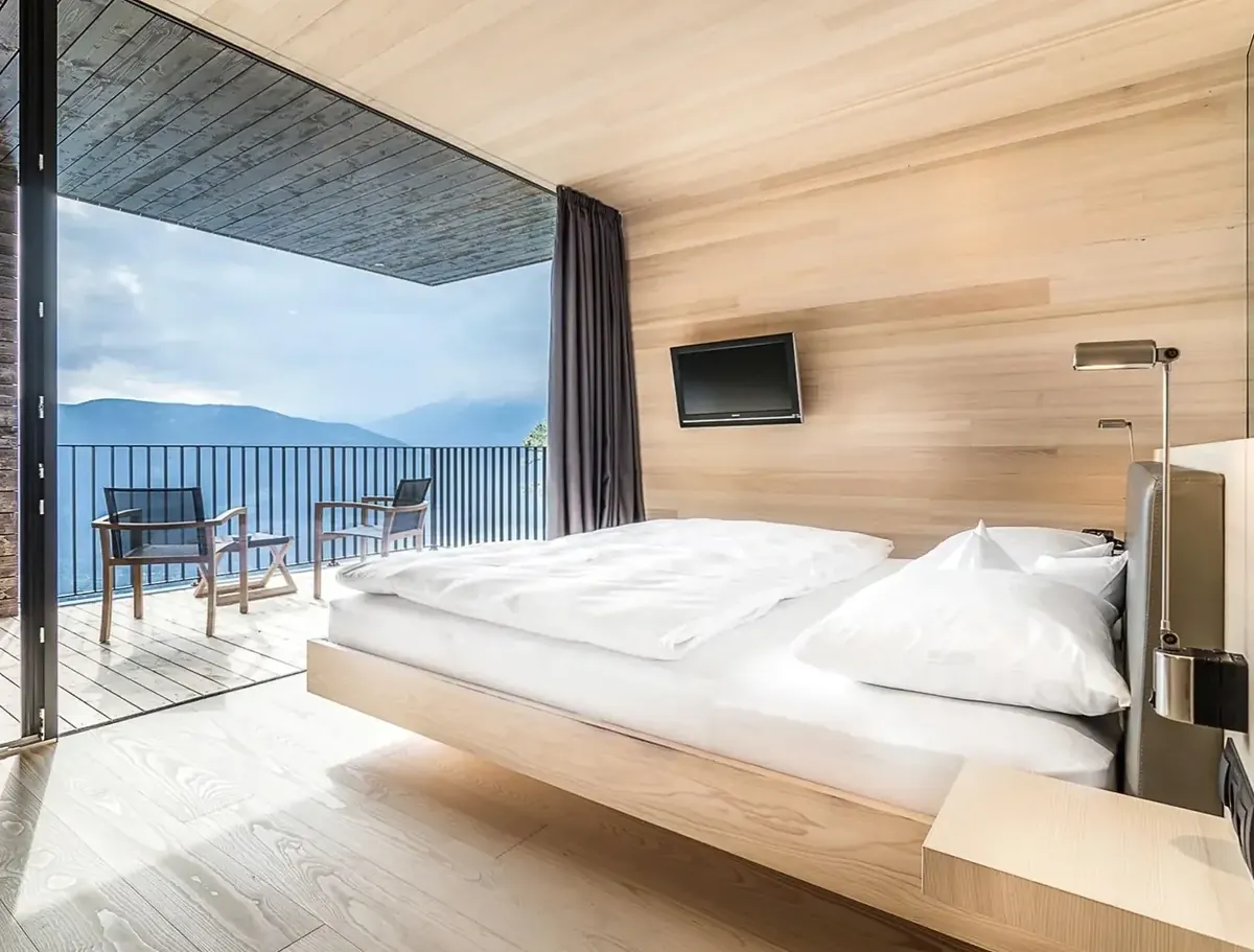 Eleganter Hotelbereich mit warmem Licht