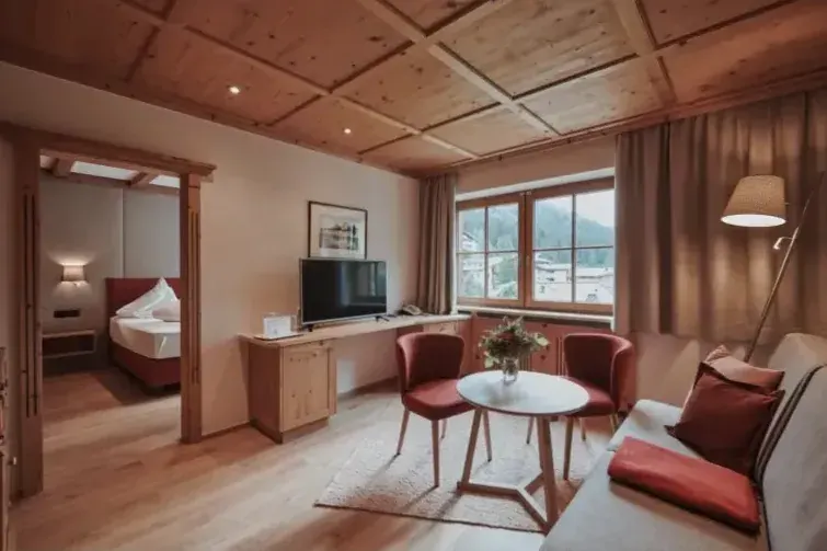 Hotelzimmer im skandinavischen Design mit warmen Akzenten