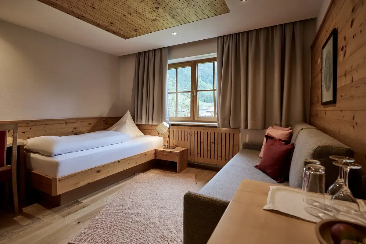 Standard Room mit komfortablem Bett und hellem Bad