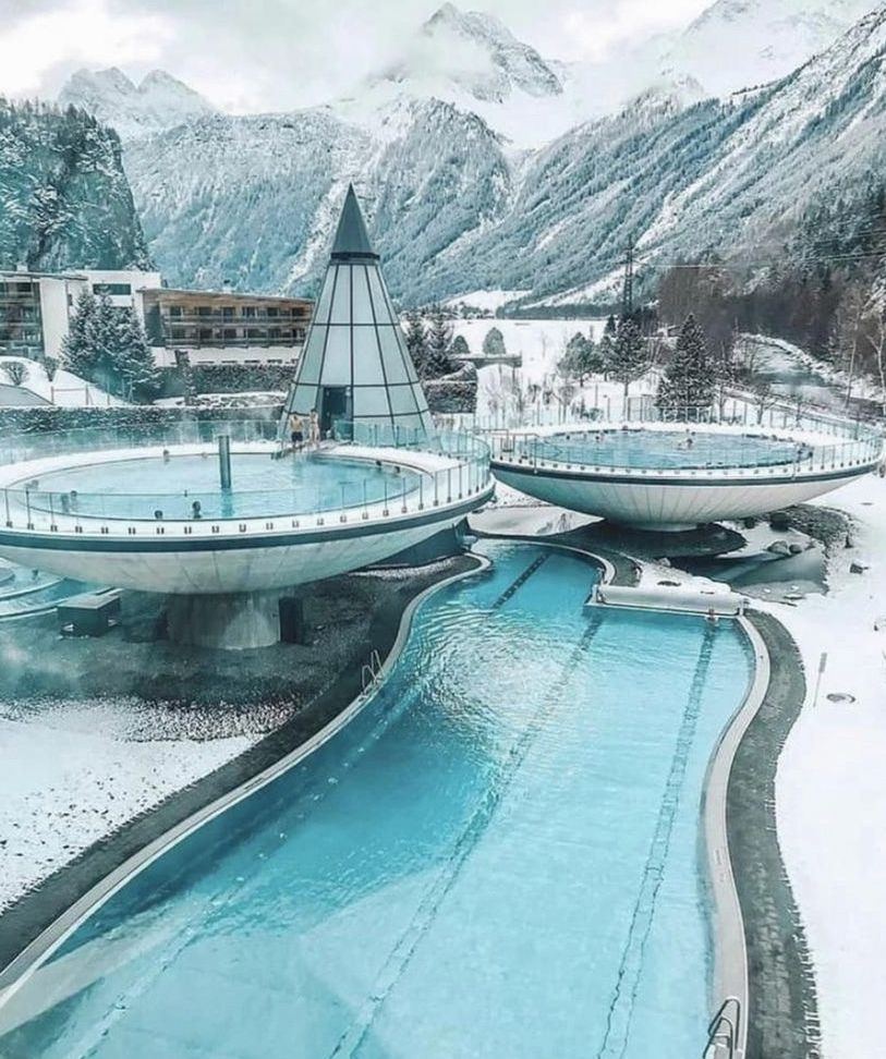 Spa-Ruheraum mit Naturstein und warmem Licht